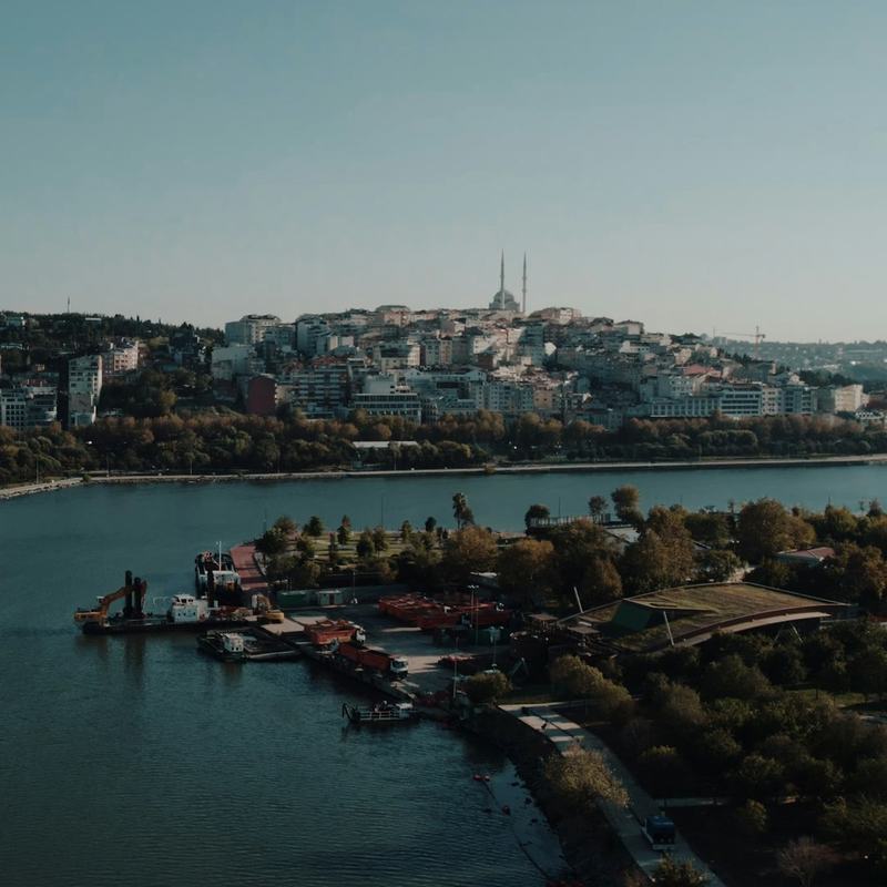 Cidade costeira às margens de um rio, vista do alto.